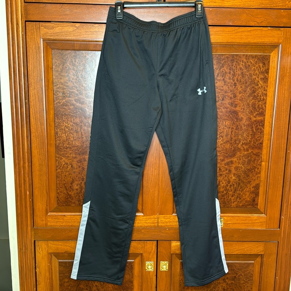 Under armor boys YL loose fleece sweatpants, black, NWT, perfect condition